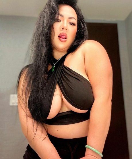 Lily Le nice star pictures