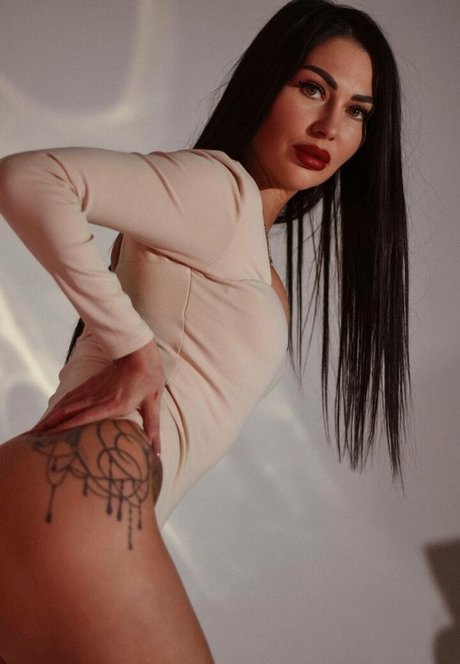 olivi pearl model hot pics