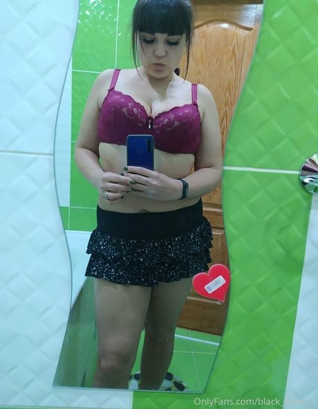 lara horn top actress pic