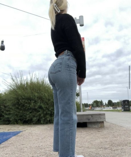 Arielle Burstrom model free image