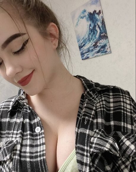 lelyamt model hot pic