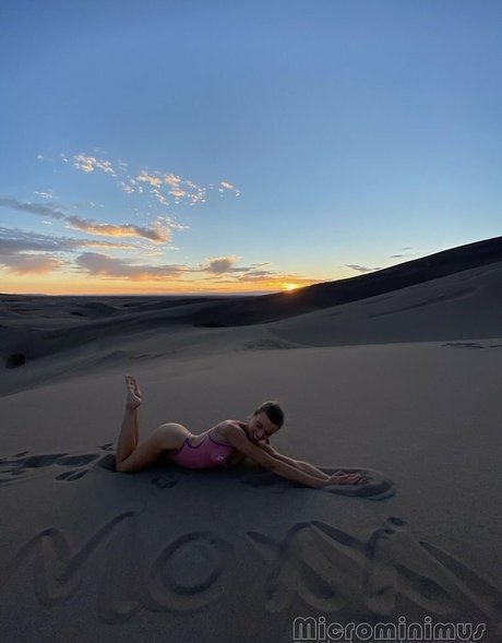 Love Moxxi hot actress image