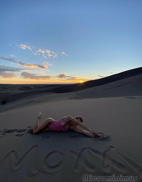 Love Moxxi xxx actress photo