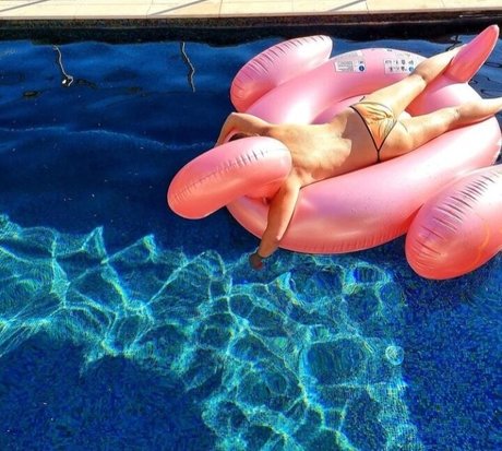 Suzi Perry star top picture