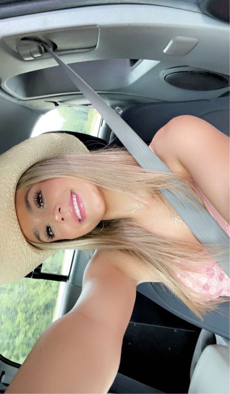 IsaMeccia porn model archive