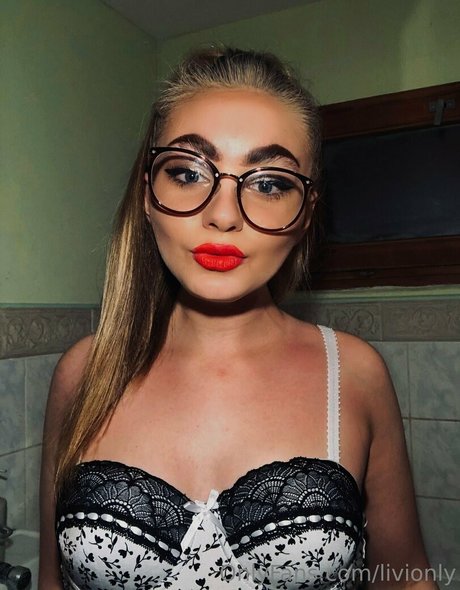 livionly art model pic