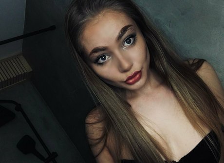 livionly naked star picture