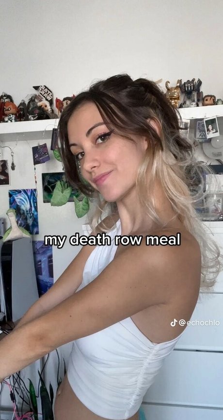 Echochlo nudes model image