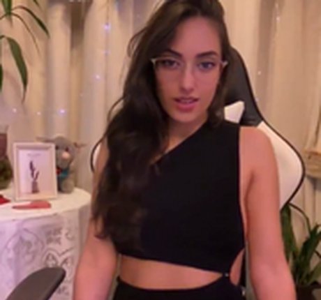 Pamm Bigo model top photo