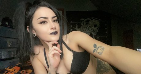 stonedinagraveyard nudes model image