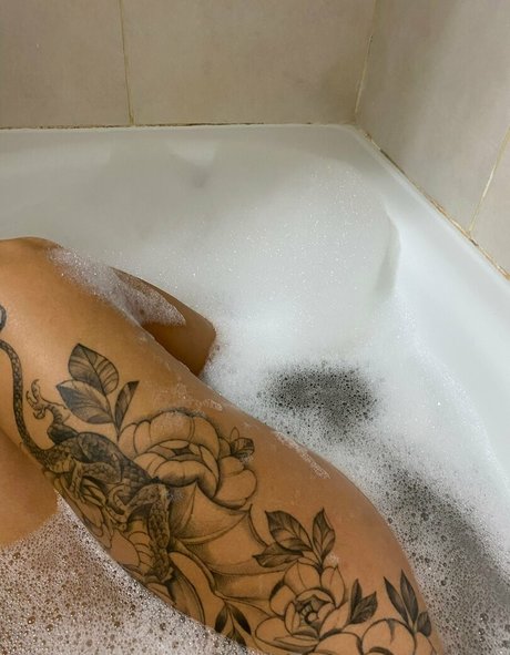 lolaylen naked pornstar pic