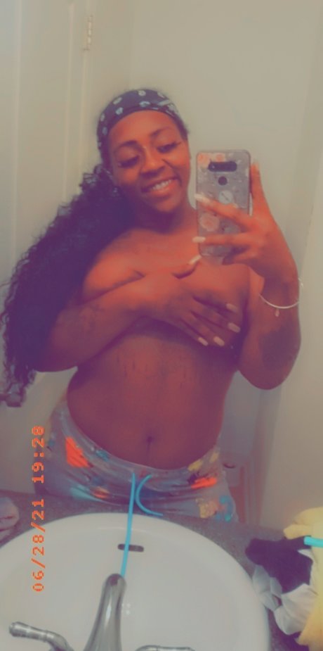 ItssHennesseyyy model free pics