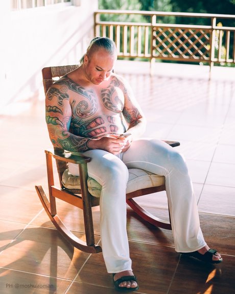 sashashpakofficial nude actress image