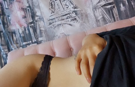 V MU OZ erotic star image