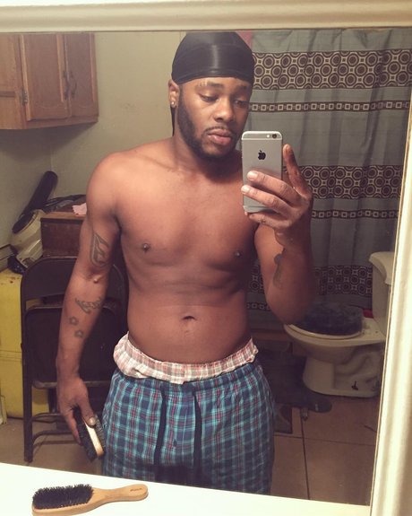 DingDong Black art model pic