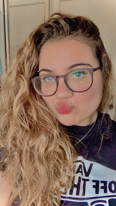 Lari_ hd actress images