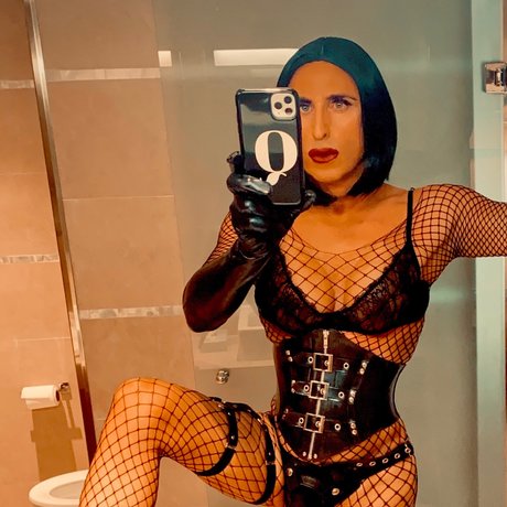 Mistress Q pretty model images