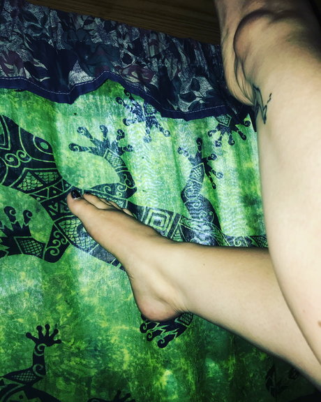 Vibi ngfeet nude model pics