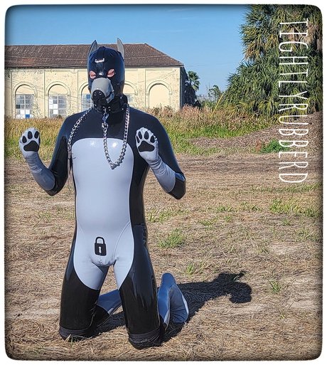 Tightlyrubberd model beautiful picture