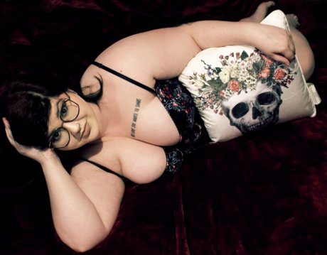 Serrible nudes star image