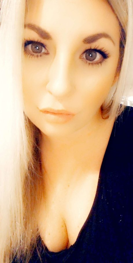 Linzi_ hot pornstar img