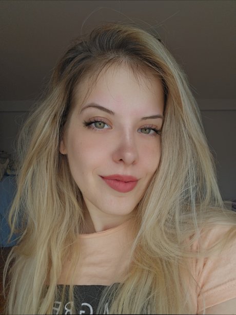 Juicy Squeeze VIP naked actress img