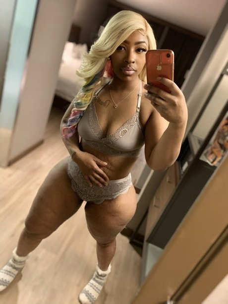 PrettyPinkCookie perfect model pic