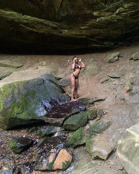 RowdyRosie_ nude model img