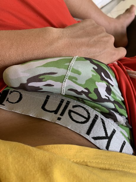 matt making naked model pic