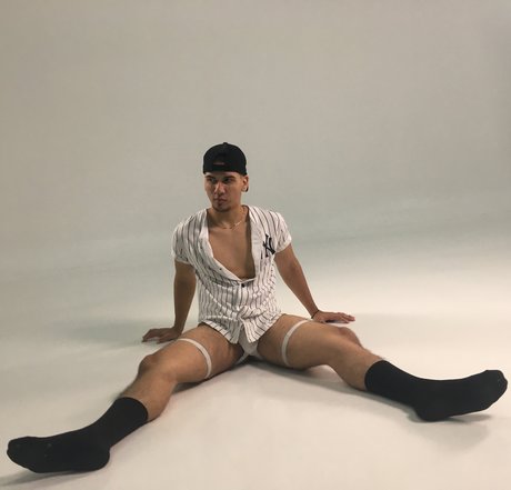 Aaron viera naked model pic