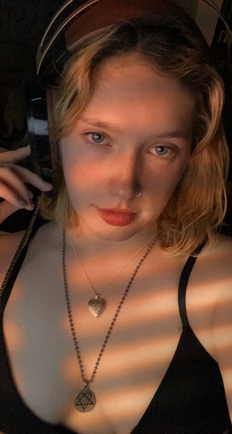 Lady Scarlett model hot galleries