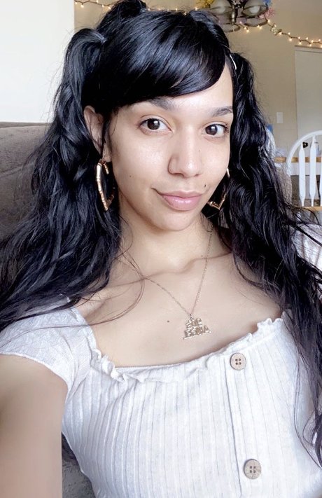 Queen Bee Zelle adult star images