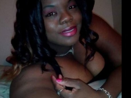 IISHE erotic star photos