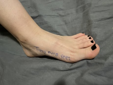 tiny euro feet naked model picture