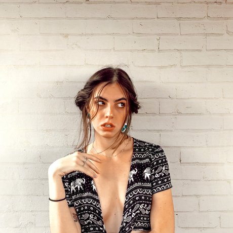 Rogue Hardy model nude img