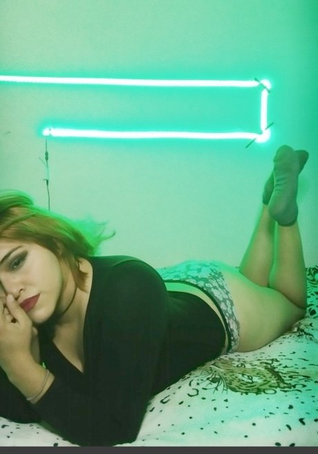 Toxic airsoft girl sexy model pic