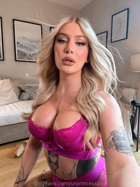 Mummy Hung British TS sex actress pic