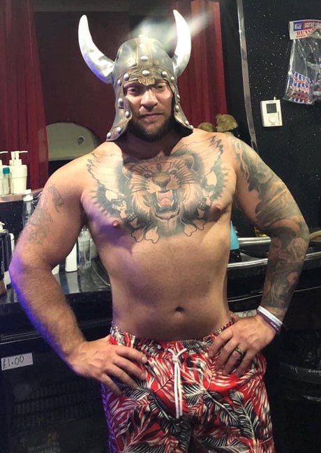 THE BEARDED CAVEMAN nudes star pic