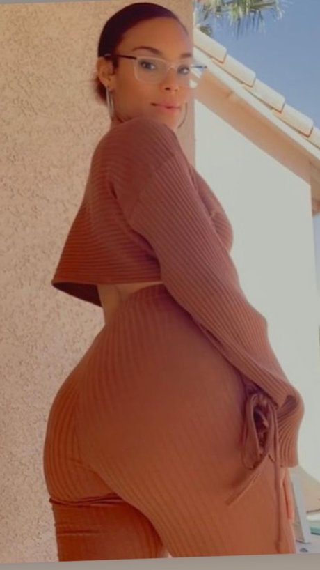 F U E N G shaee_ pornographic model images