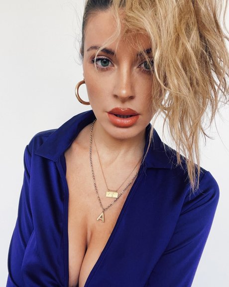 Ashley Schultz model hd img