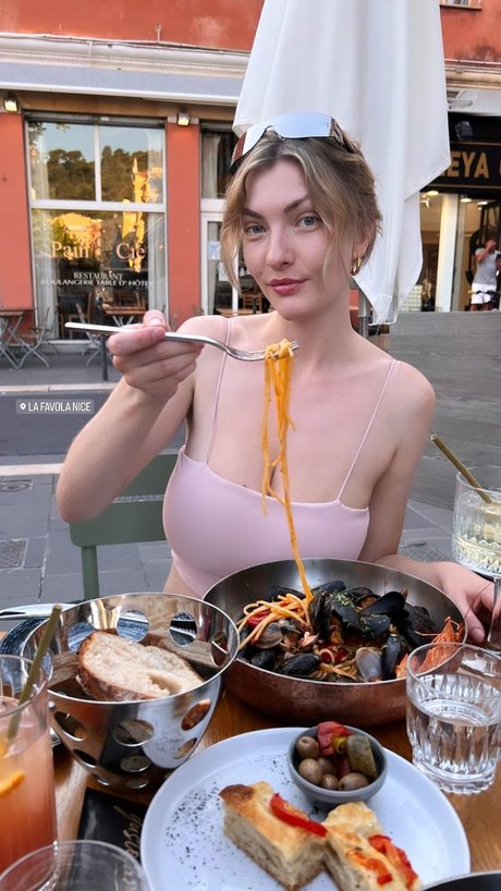 angel maralyn adult model pictures