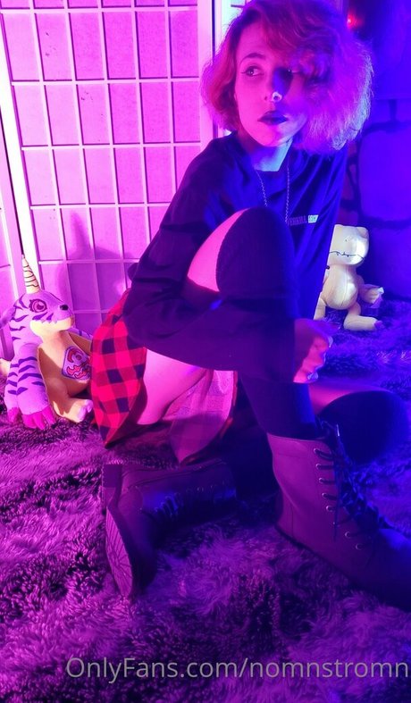 Nomnstromn model hot image