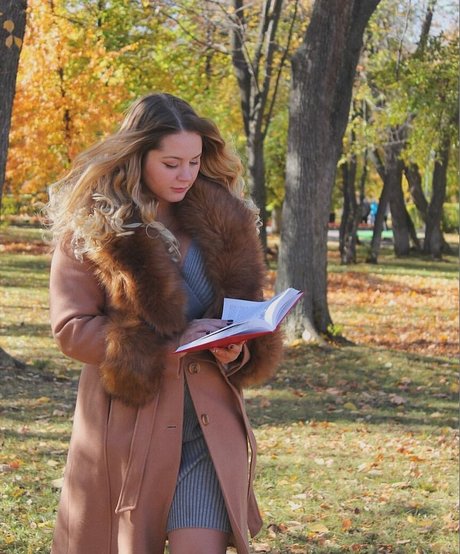 Holly Garner exclusive star photo