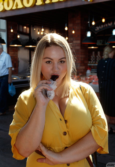 Holly Garner star sexy galleries