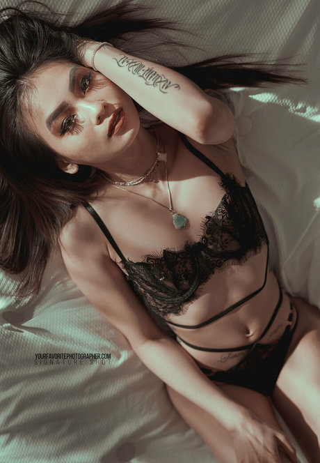 CathieCee sex model picture