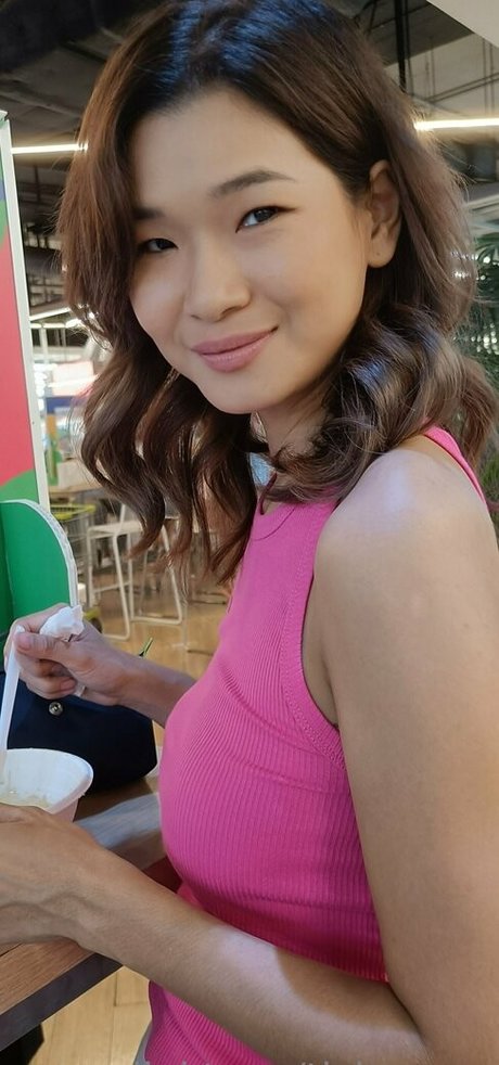 TickyPose model pornographic pic