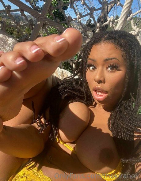 Kira Noir model pretty archive