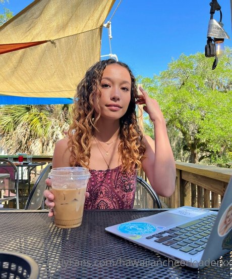 Hawaiian Cheerleader porn model photo