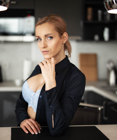 Anike Ekina sexy star pic