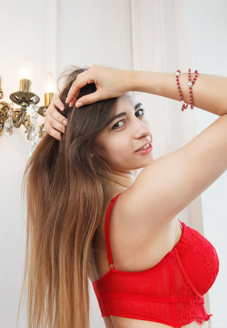 Elle Mira free actress photo